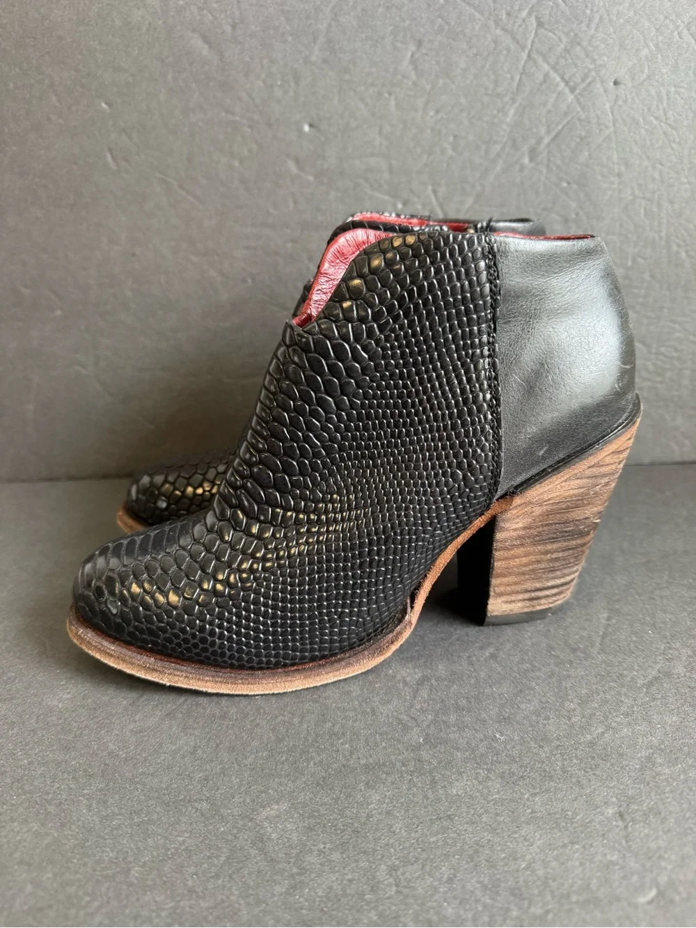 Freebird by Steven Detroit Boots Black Snake Embossed Leather Ankle‎ Booties 9